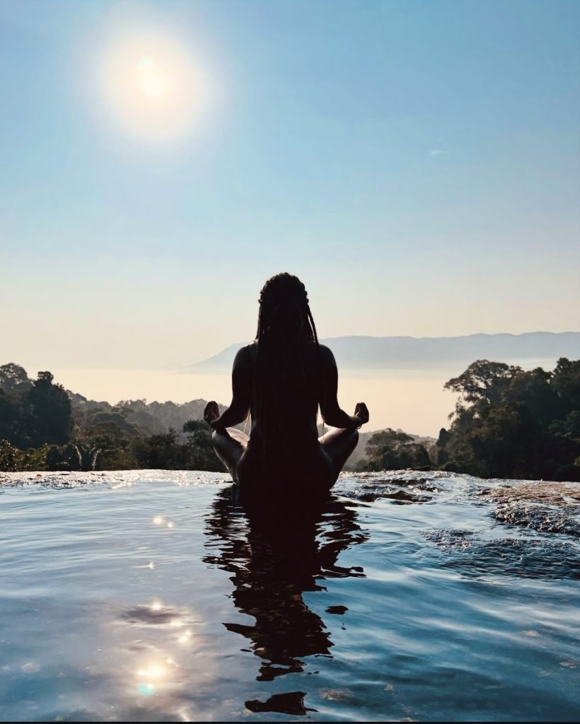 mulher meditando na borda infinita da cachoeira do Paquetá