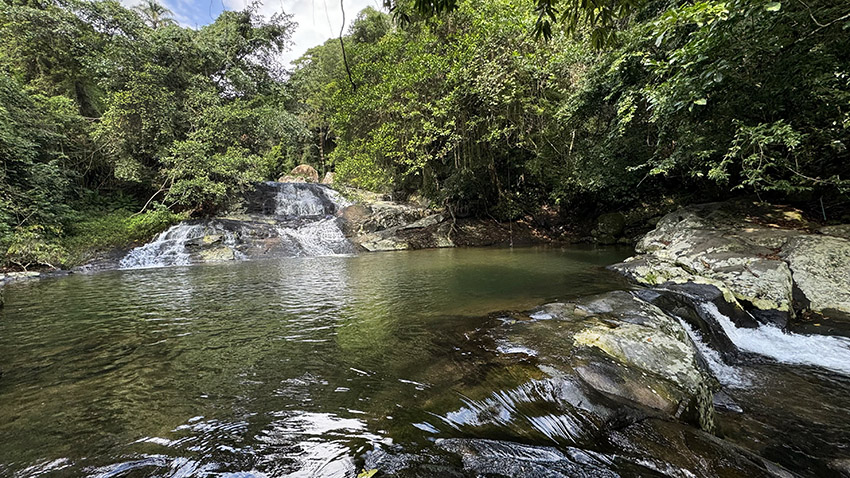 Vista do primeiro poço da cachoeira do Paquetá em Ilhabela. Poço com 3 metros de profundidade, ótimo para banho porém com pedras escorregadias.