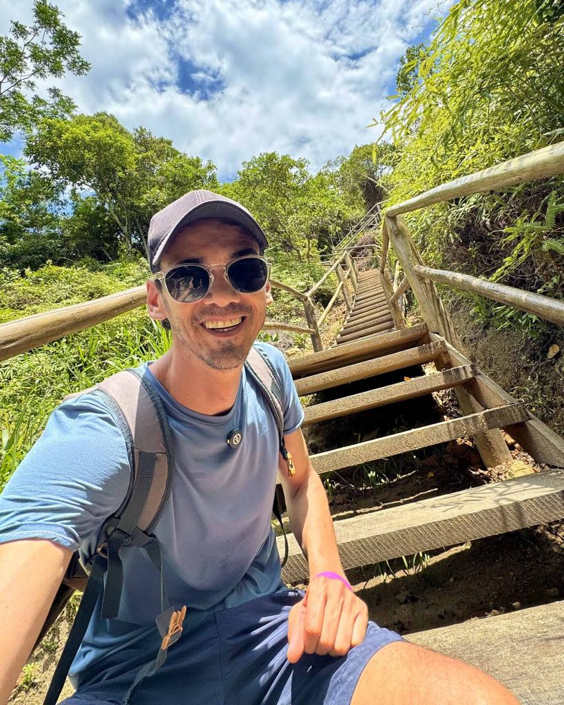 Homem na escada da trilha para o mirante do coração em Ilhabela