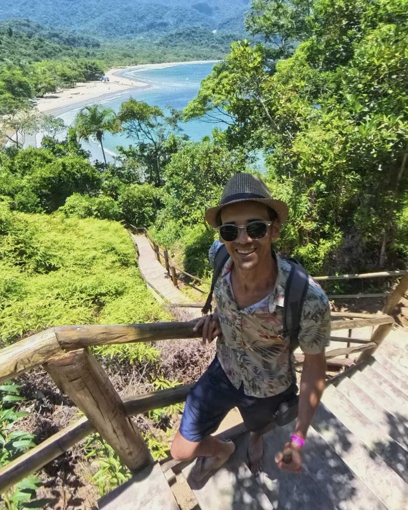 Homem subindo as escadas do Mirante do coração com mar ao fundo