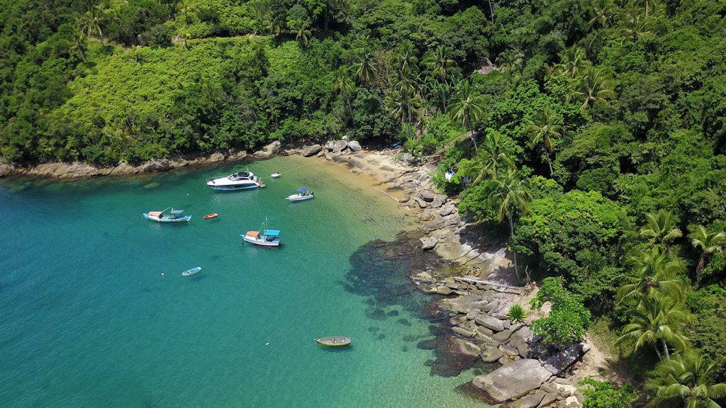 Vista aérea da Praia da Fome em Ilhabela