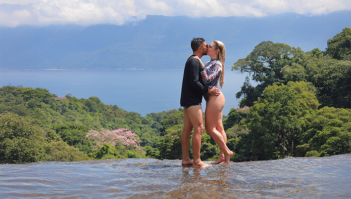 casal se beijando na borda infinita da cachoeira do Paquetá