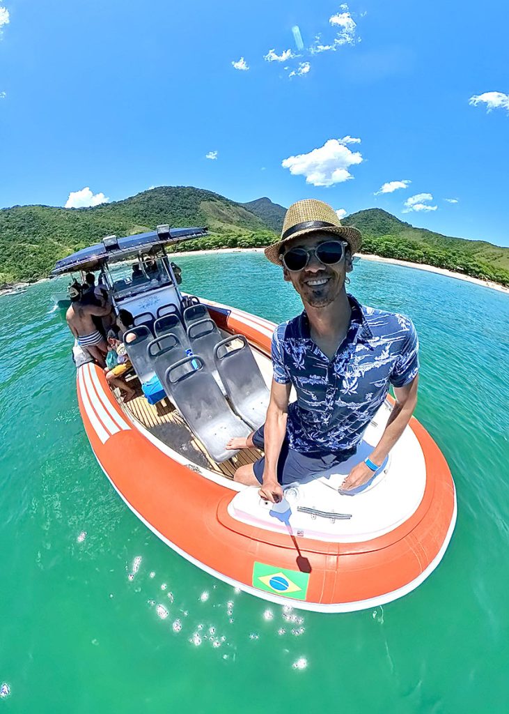 Homem no barco praia Bonete Ilhabela