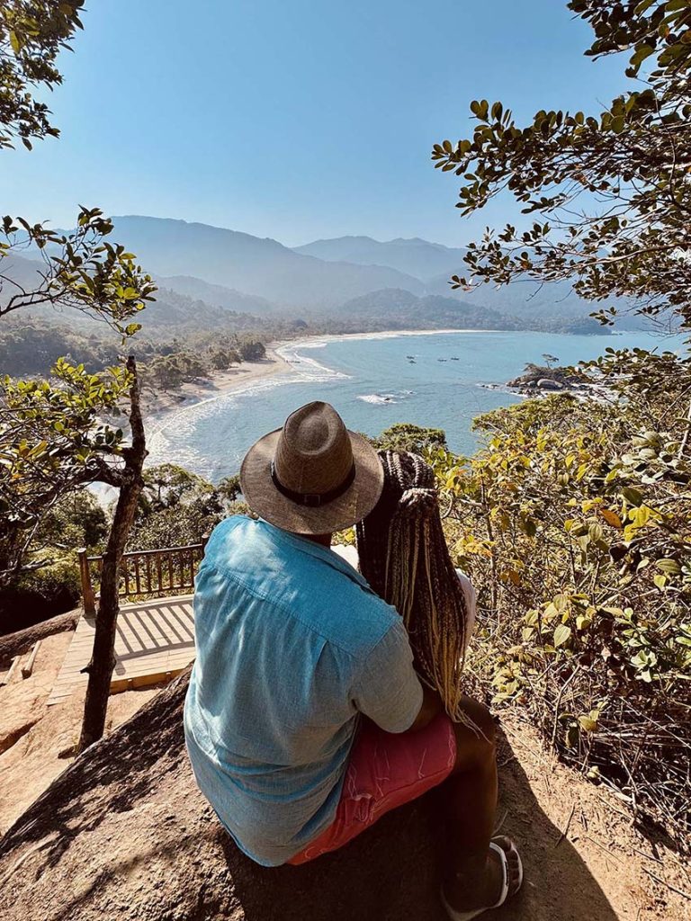 casal sentado no mirante do coração em castelhanos Ilhabela