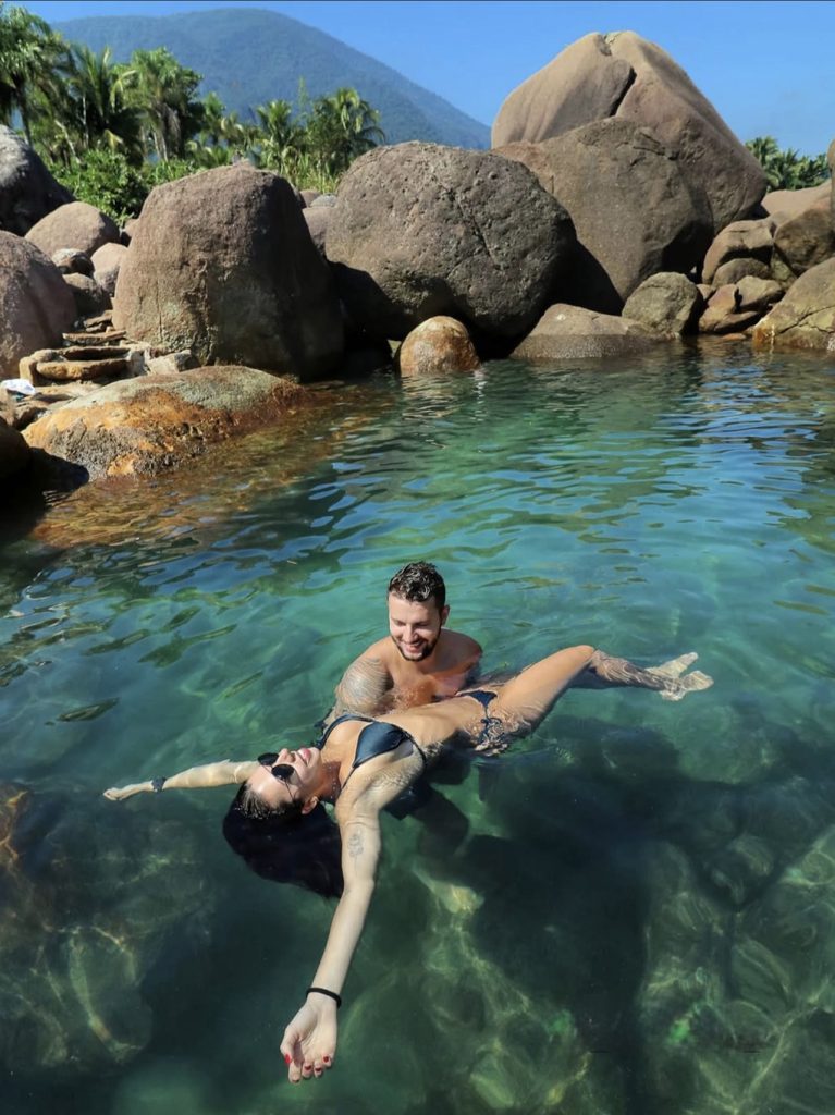 casal na piscina natural de Ilhabela
