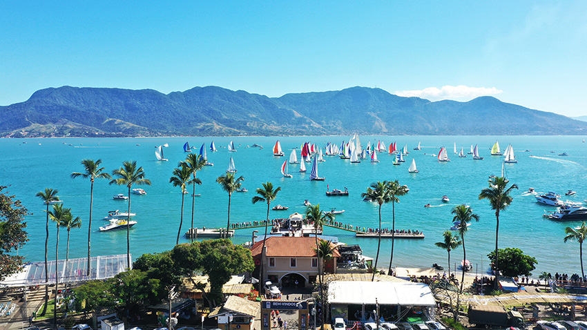 Vista aérea dos veleiros na semana de vela de Ilhabela